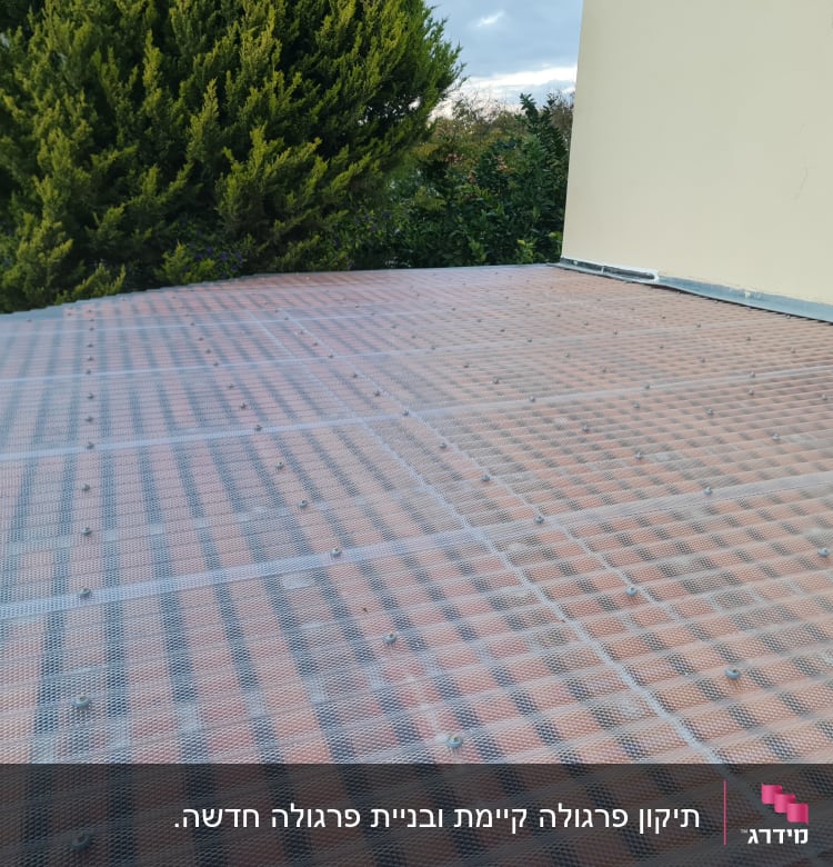 גג עם רשת מתכת ומסמרים